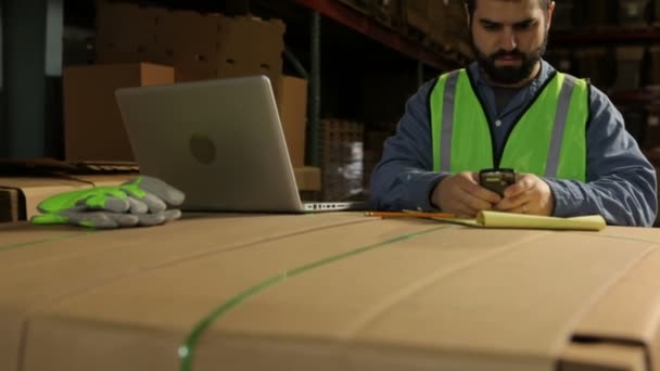 Человек на складе с ноутбуком — стоковое видео