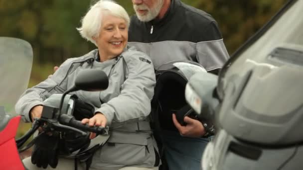 Retrato de casal com scooters — Vídeo de Stock