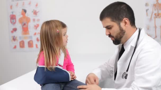 Médecin avec jeune patient — Video