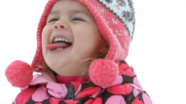 Menina pegando flocos de neve na língua — Vídeo de Stock