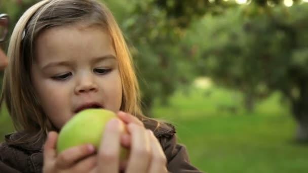 Family share an apple — Stock Video