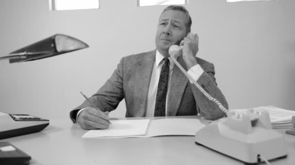 Businessman in office on telephone — Stock Video