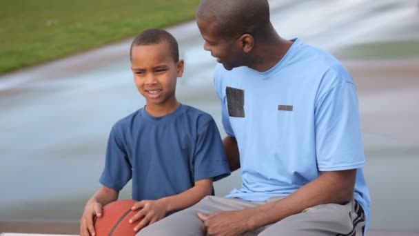 Portrait de père et fils avec basket — Video