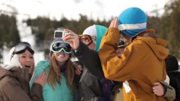 Snowboarders take self portrait — Stock Video