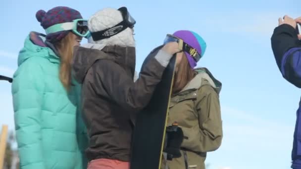 Grupo de snowboarders nas encostas — Vídeo de Stock