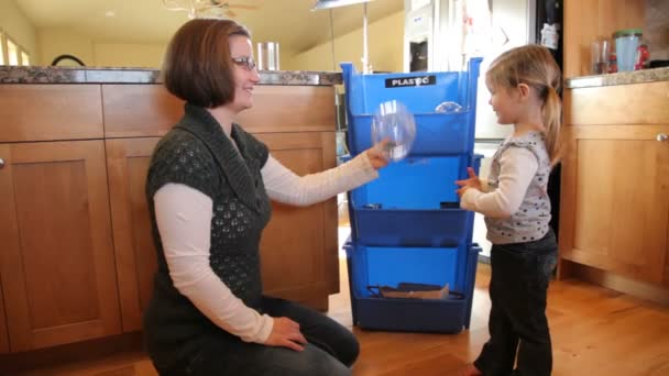 Avó ensino reciclagem — Vídeo de Stock