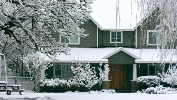 Nieve cayendo en casa — Vídeo de stock