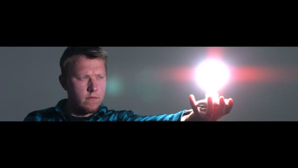 Man with light bulb — Stock Video