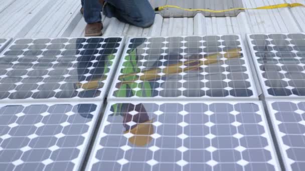 Contractant installeren van zonnepanelen — Stockvideo