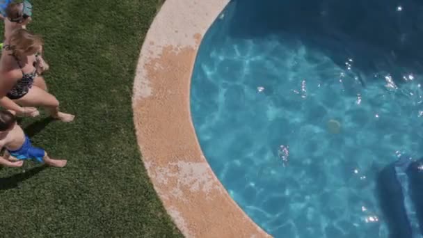 Rodina, skákat do bazénu — Stock video