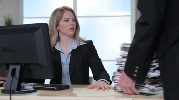 Mujer de negocios en la oficina — Vídeo de stock