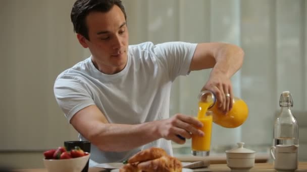 Man having breakfast — Stock Video