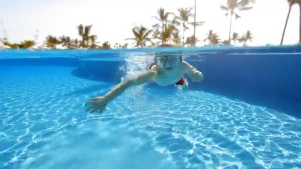 Junge schwimmt im Pool — Stockvideo