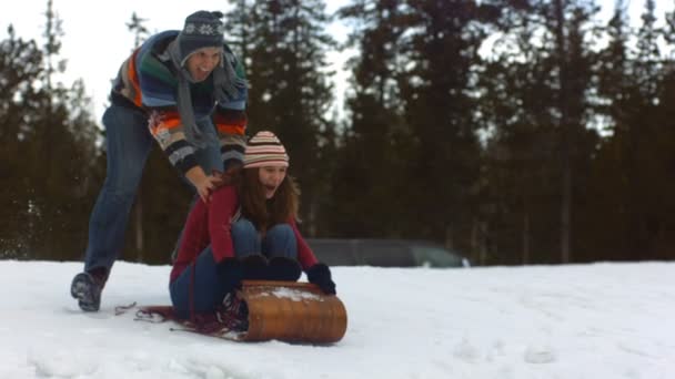 Paar rodelen op de sneeuw — Stockvideo