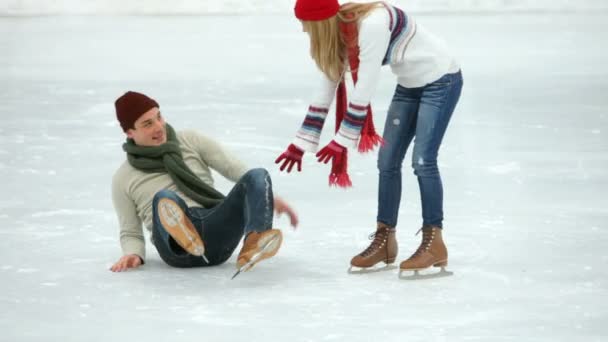 Casal patinação no gelo juntos — Vídeo de Stock