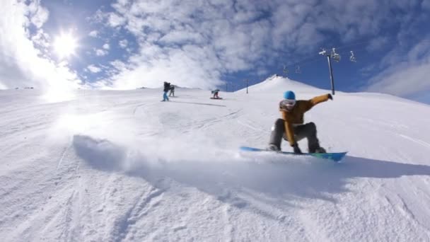 Snowboarder fahren Skipiste hinunter