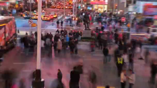 Cruzamento atarefado na Times Square — Vídeo de Stock