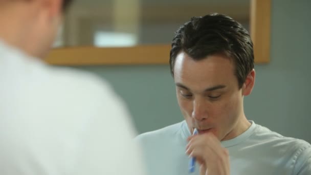 Hombre cepillarse los dientes — Vídeo de stock