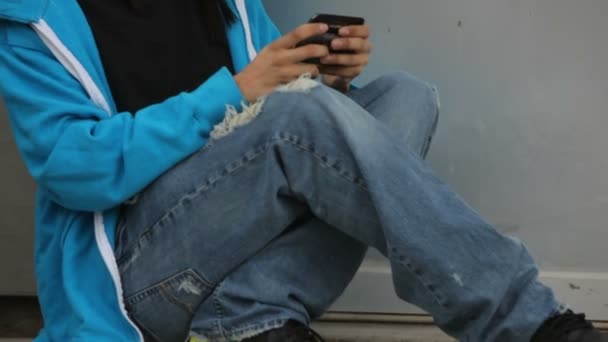 Man texting met slimme telefoon — Stockvideo