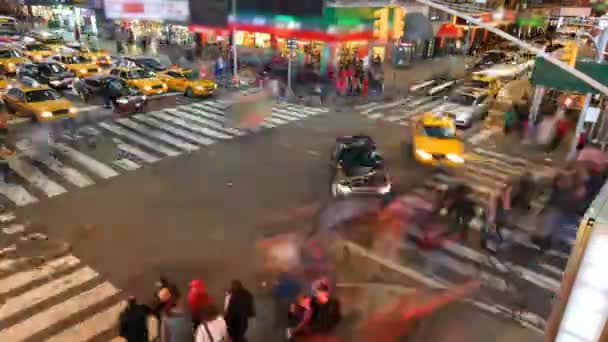 Druk kruispunt in Times Square — Stockvideo