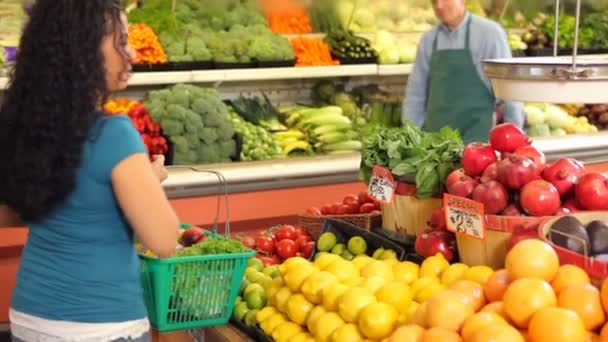 Trabajador ayuda a la mujer a elegir productos — Vídeo de stock