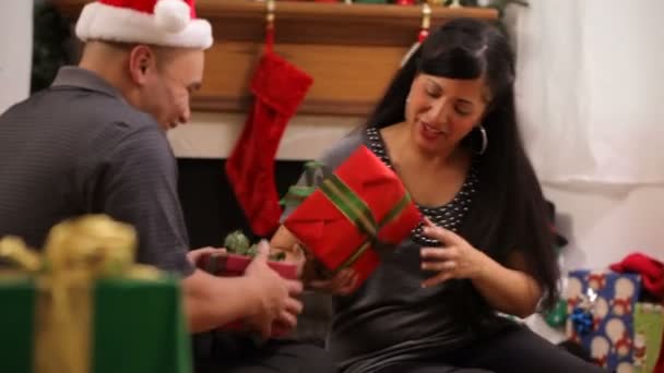 Mann und Frau zu Weihnachten — Stockvideo
