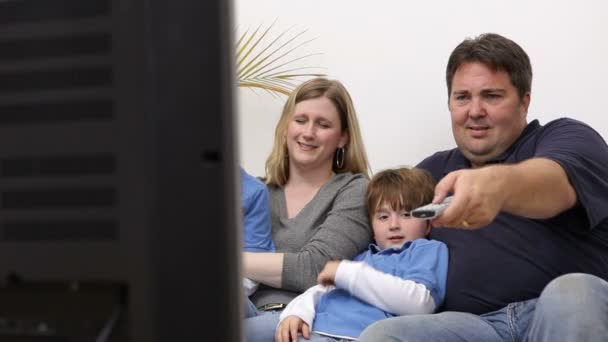 Familie kijken tv — Stockvideo