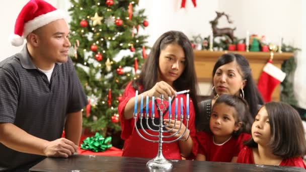 Família juntos iluminação Menorah — Vídeo de Stock