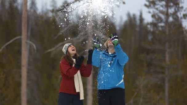 Paar spelen met sneeuw — Stockvideo