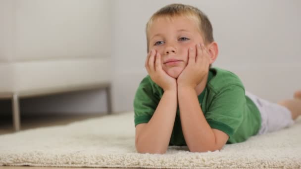 Ragazzo guardando la TV — Video Stock