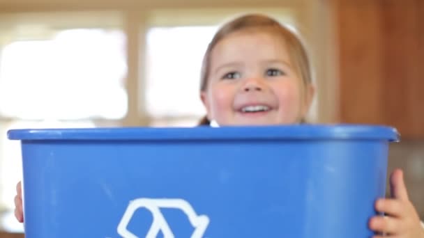 Recycling für junge Mädchen — Stockvideo