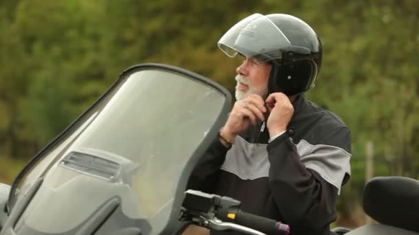 Hombre poniéndose el casco — Vídeos de Stock