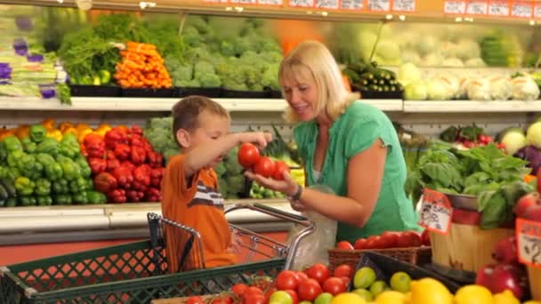 Familie winkelen voor boodschappen — Stockvideo