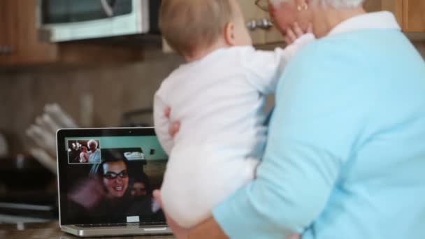 Familia charlando en línea — Vídeo de stock