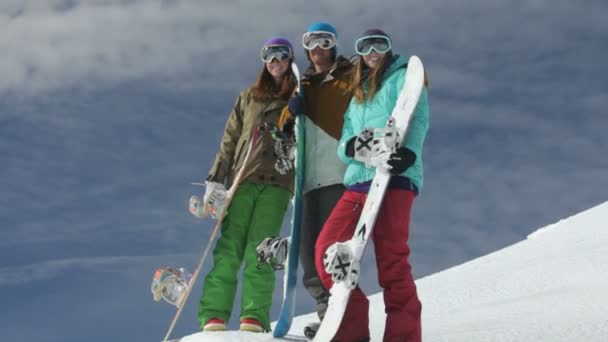 Grupo de snowboarders en las pistas — Vídeo de stock