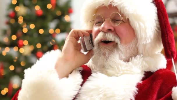 Santa Claus hablando por teléfono celular — Vídeos de Stock