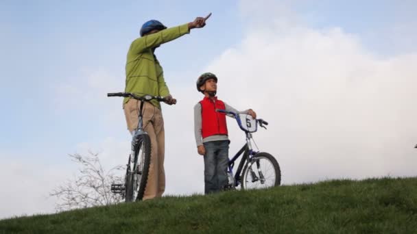 Vater und Sohn mit Fahrrädern — Stockvideo