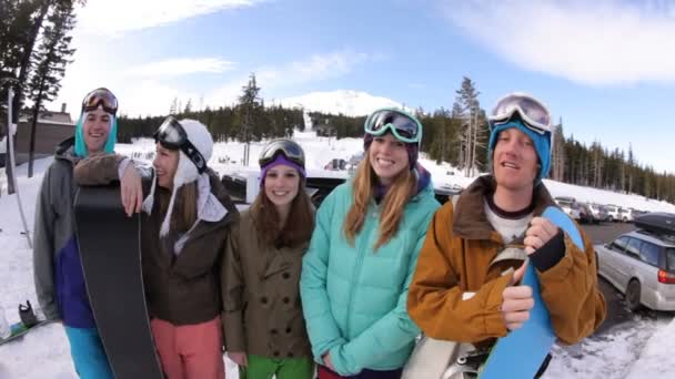Groupe de snowboarders sur les pistes — Video