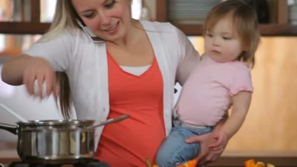 Мать с ребенком на кухне — стоковое видео