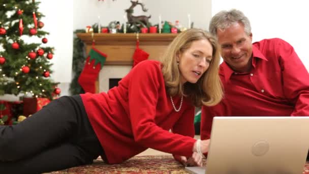 带笔记本电脑的成熟夫妇 — 图库视频影像
