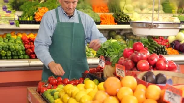 Man working at grocery store — Stock Video
