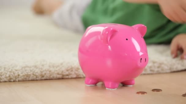 少年 piggybank にお金を入れて — ストック動画