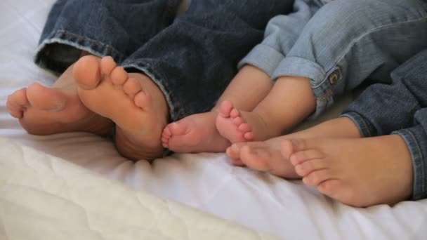Familie blote voet in bed — Stockvideo