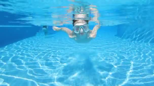 Fiú úszás a medencében — Stock videók