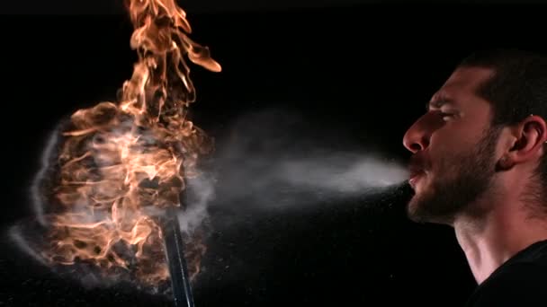 Uomo che respira fuoco — Video Stock