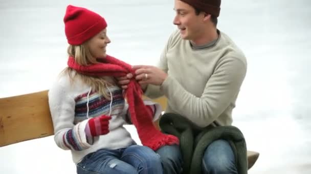 Couple se prépare à patiner sur glace — Video