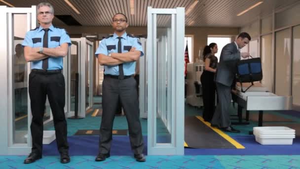 Två flygplats säkerhetsvakter — Stockvideo