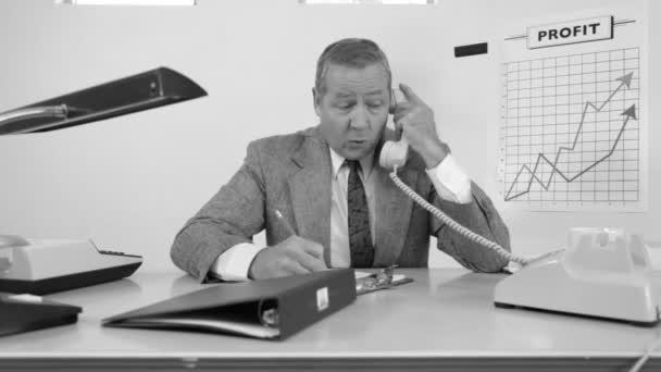 Бизнесмен в офисе по телефону — стоковое видео