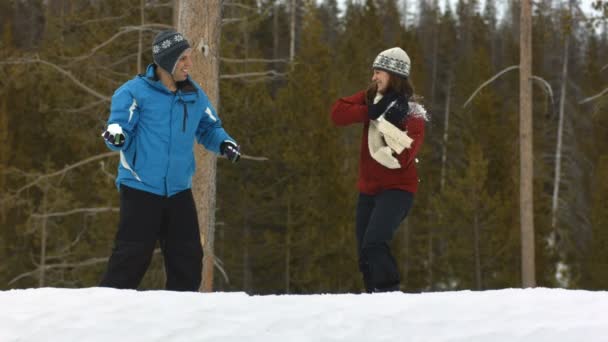 Пара має бійку зі сніжками — стокове відео