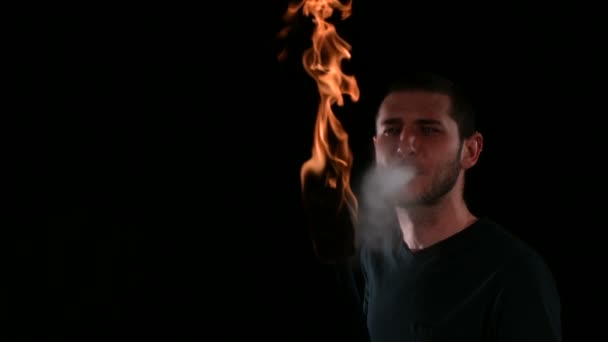 Homme respirant le feu — Video